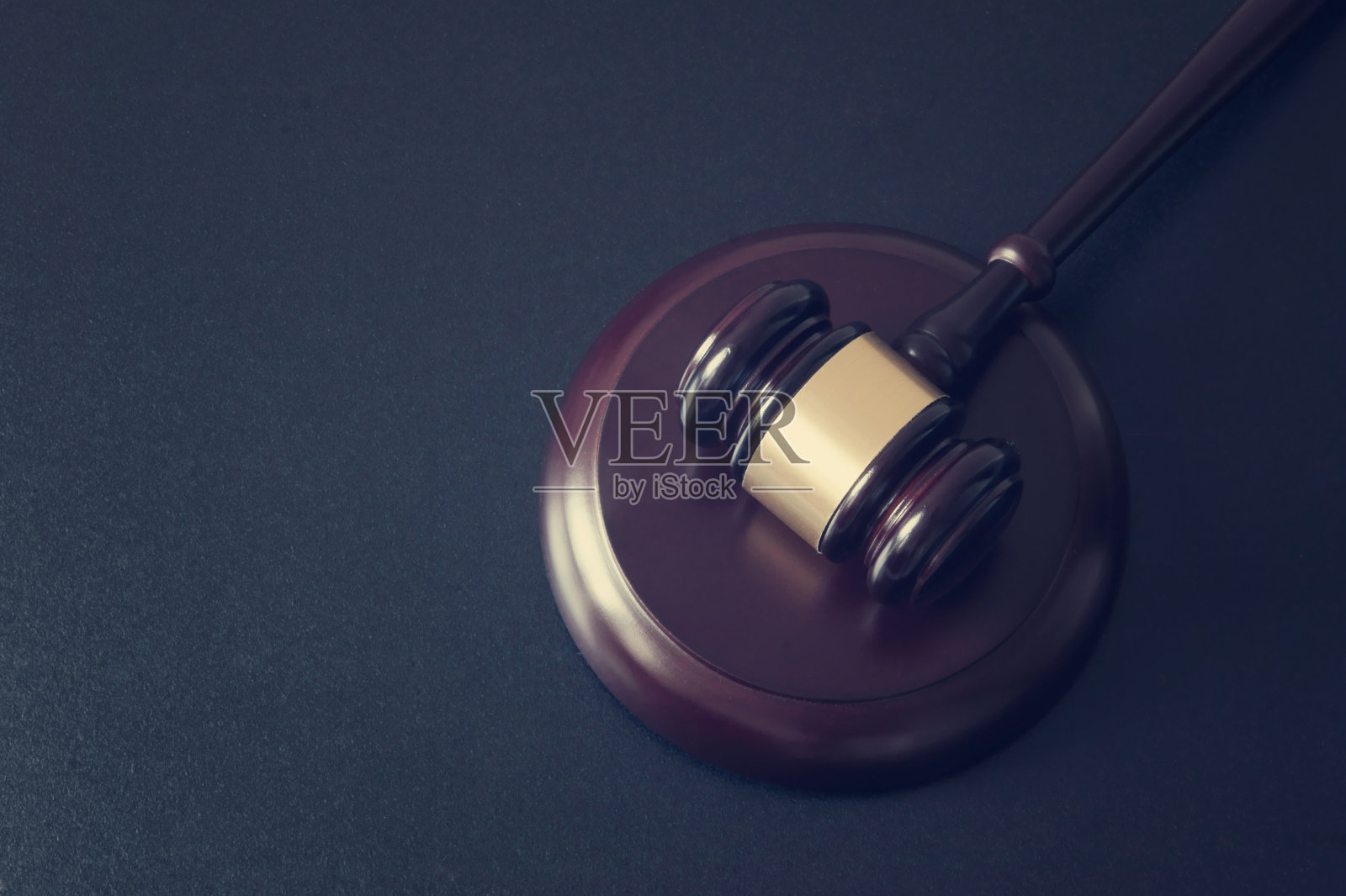 黑色的桌子上放着法官用的木槌照片摄影图片