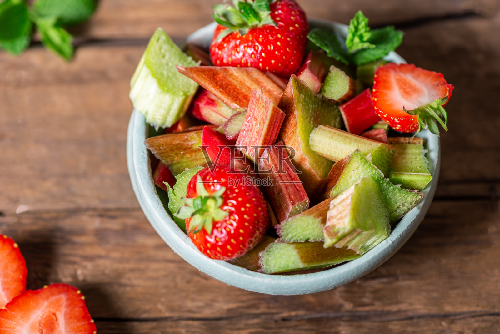 近距离的片生和新鲜切大黄和草莓照片摄影图片
