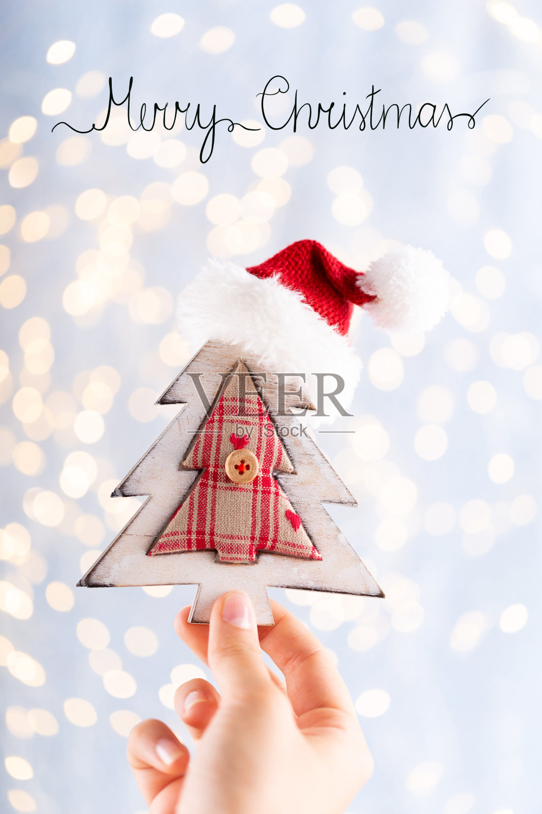 圣诞装饰在女人手里。圣诞贺卡。女人的手握着圣诞节或新年装饰的礼物。照片摄影图片