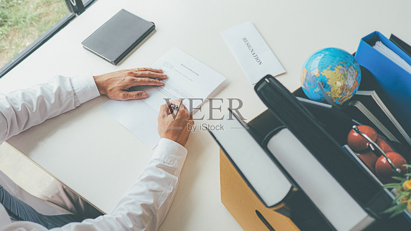 失业后坐在办公室外的悲伤的被解雇商人照片摄影图片