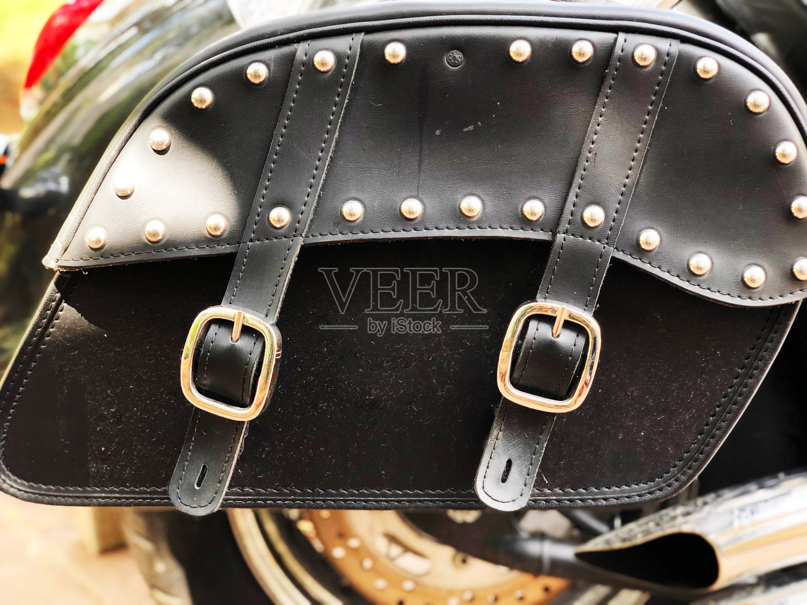摩托车上的皮革机车包特写：摩托车旅行概念照片摄影图片