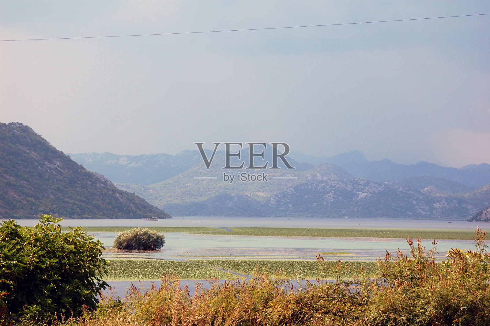 以山脉为背景的斯卡达湖景观。照片摄影图片