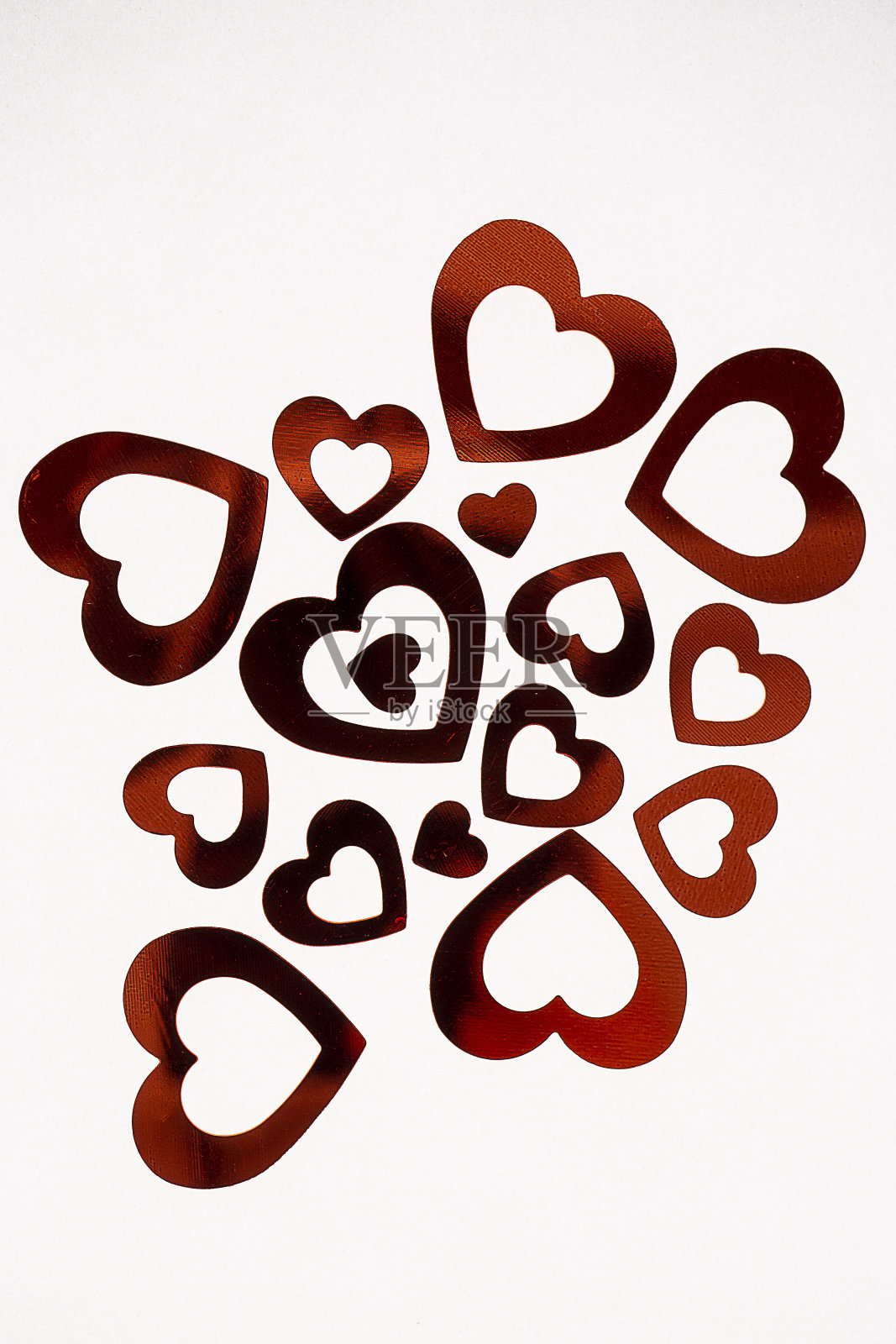 红心的爱与水沉淀金属心的形状照片摄影图片