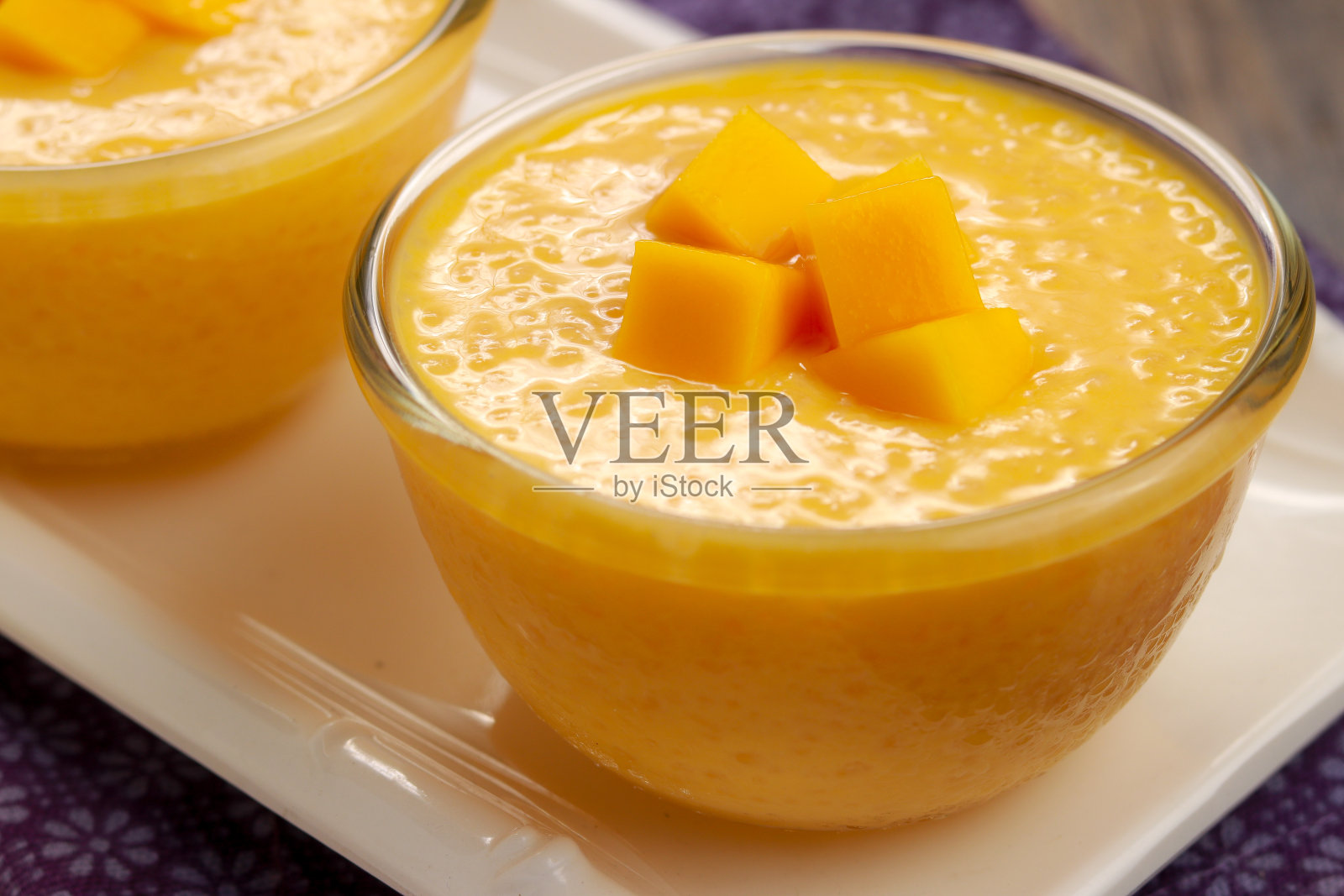 白色盘子上的芒果木薯非常美味。照片摄影图片