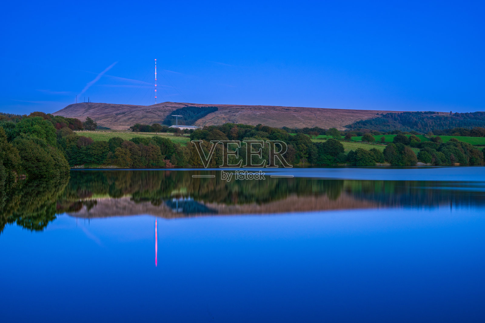 冬季山电视传输桅杆与水反射照片摄影图片