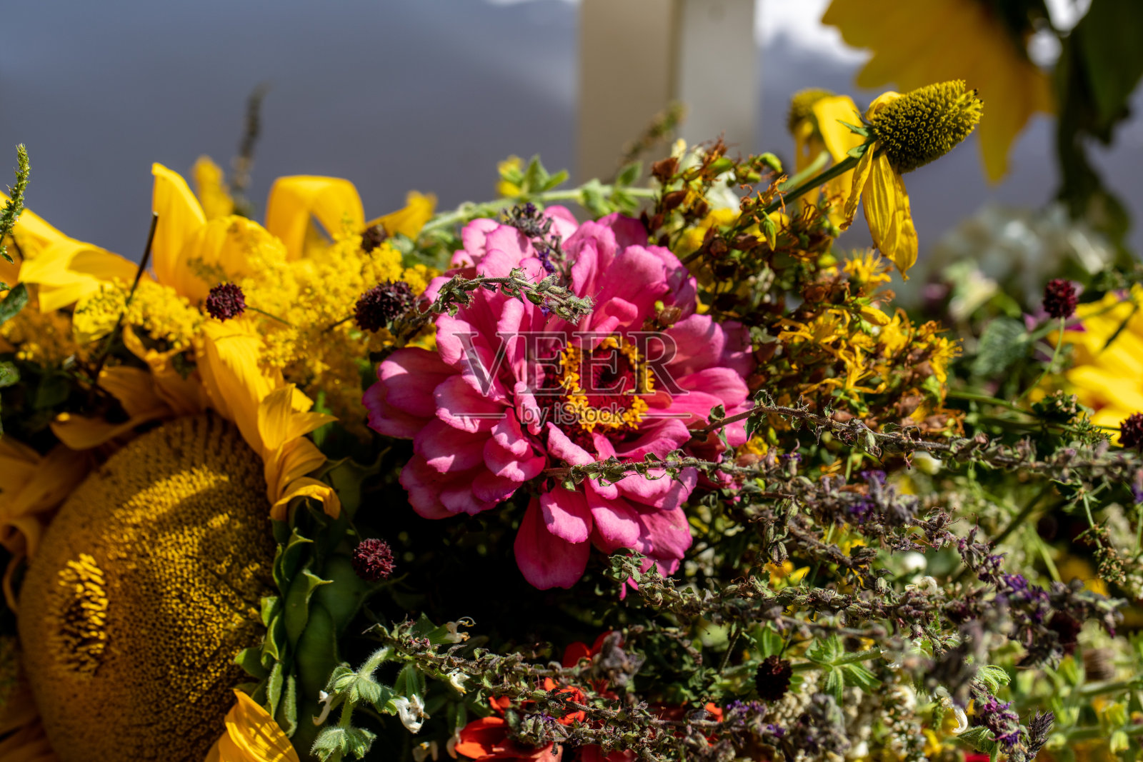 由鲜花、香草和水果组成的花束是夏季的象征照片摄影图片