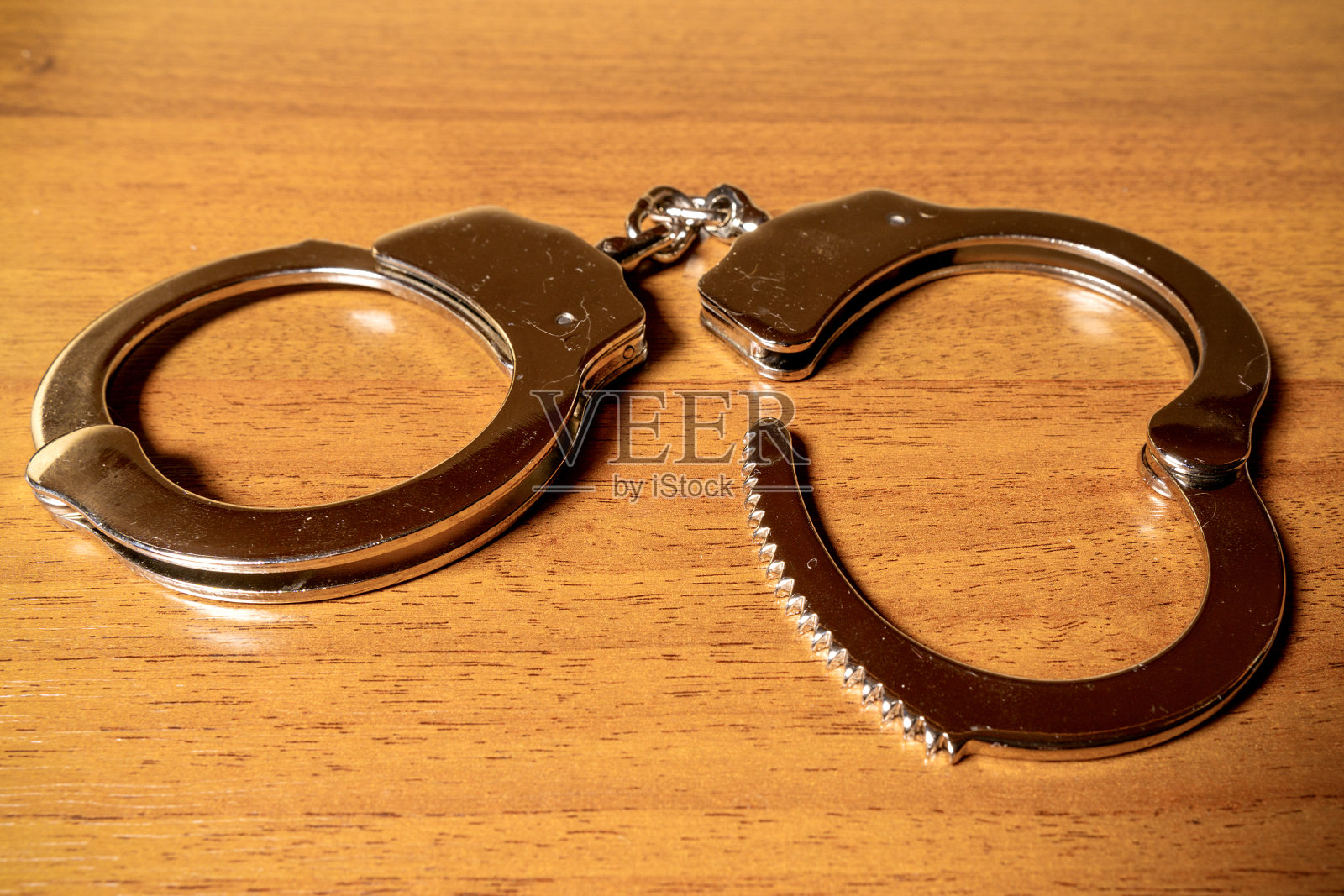 打开手铐的木桌特写照片摄影图片