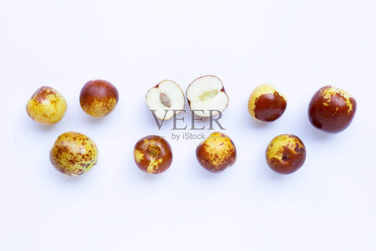 白底上的枣子。照片摄影图片