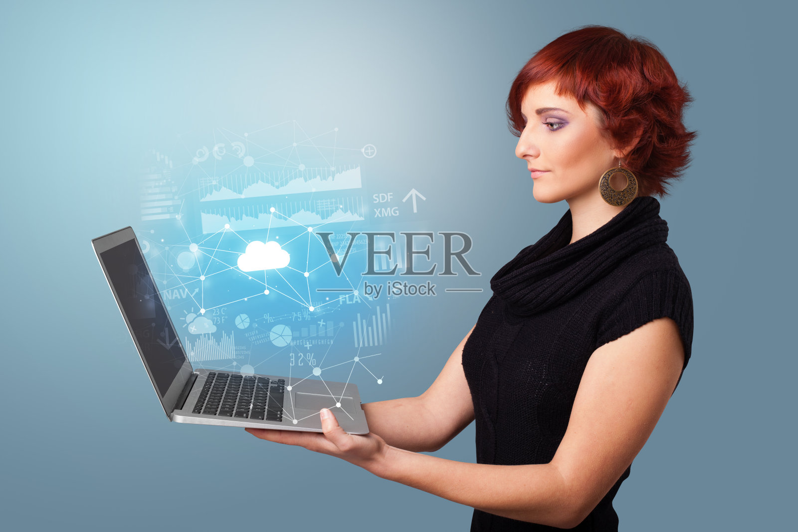 女人拿着基于云的系统概念的笔记本电脑照片摄影图片