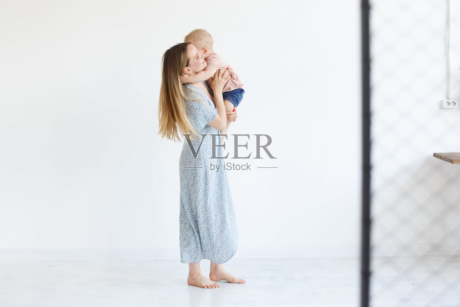 家人在舒适的室内休息照片摄影图片