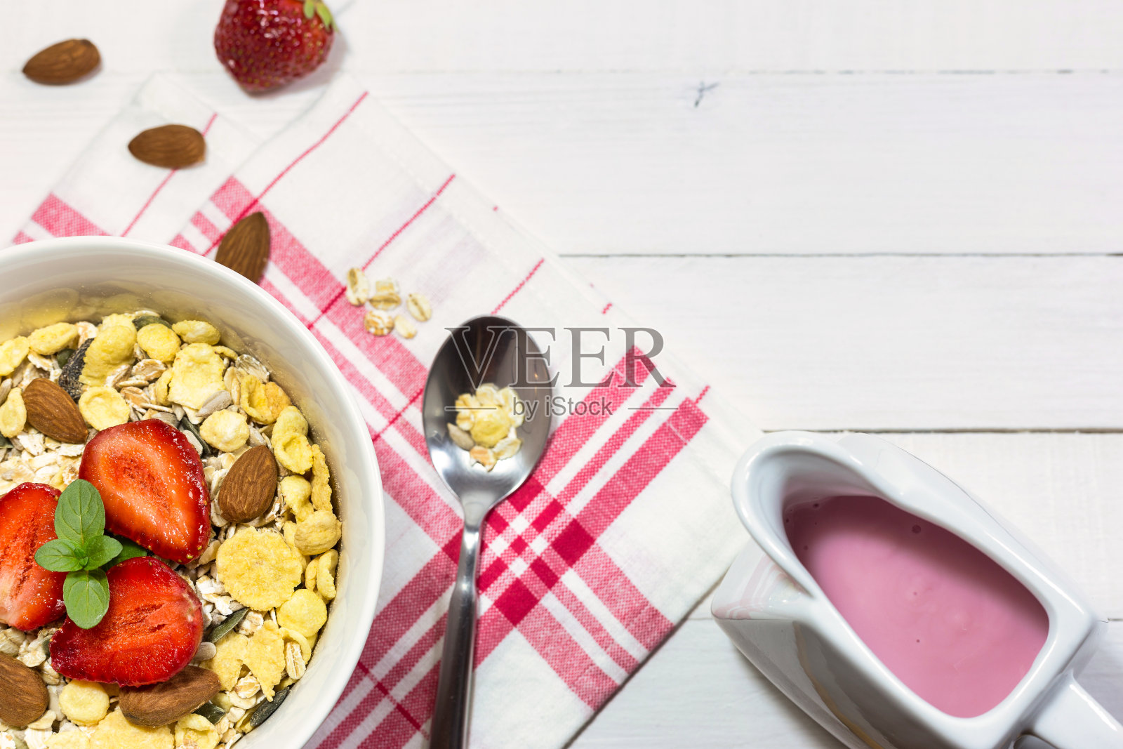 健康的早餐放在木桌上照片摄影图片