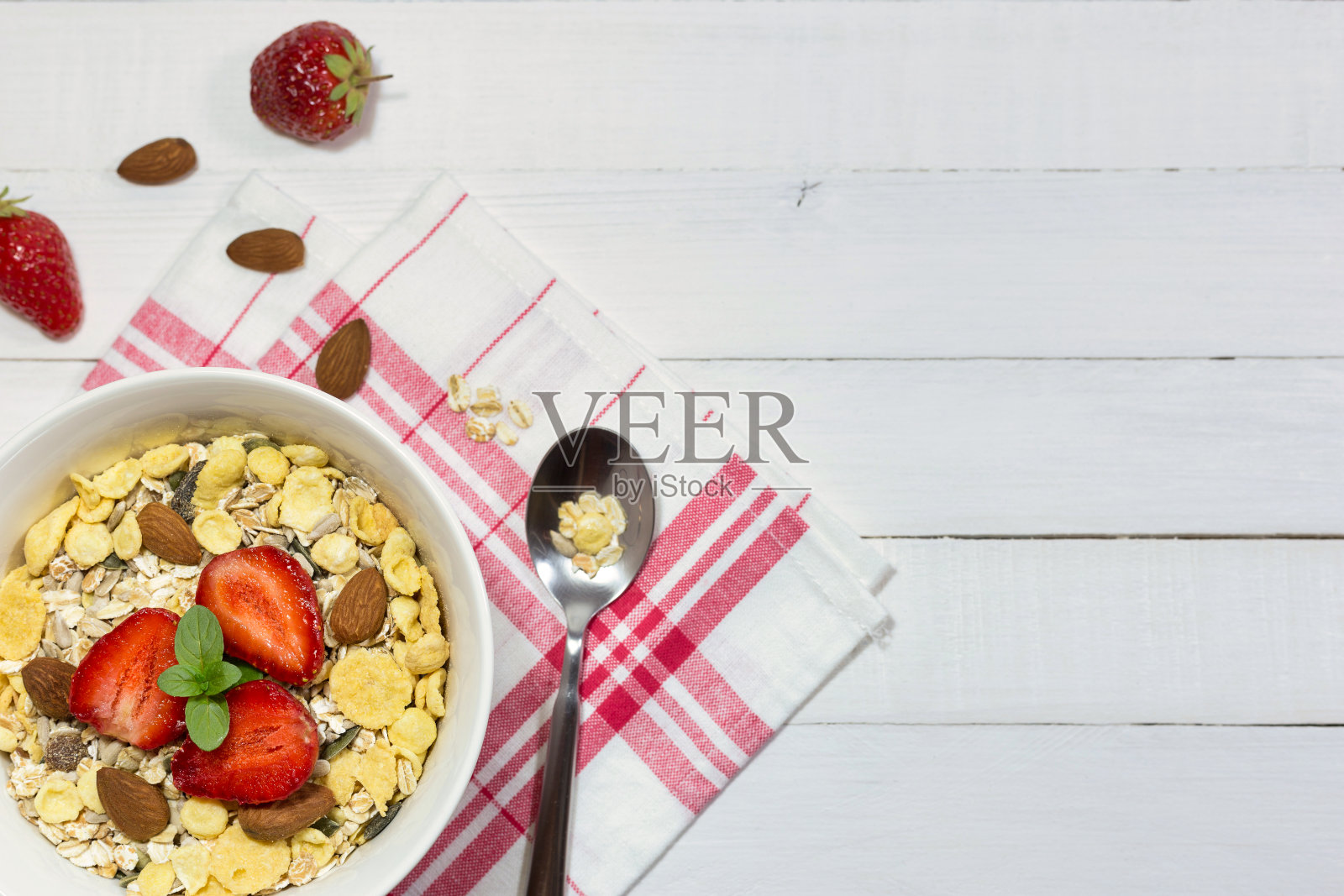 健康的早餐放在木桌上照片摄影图片