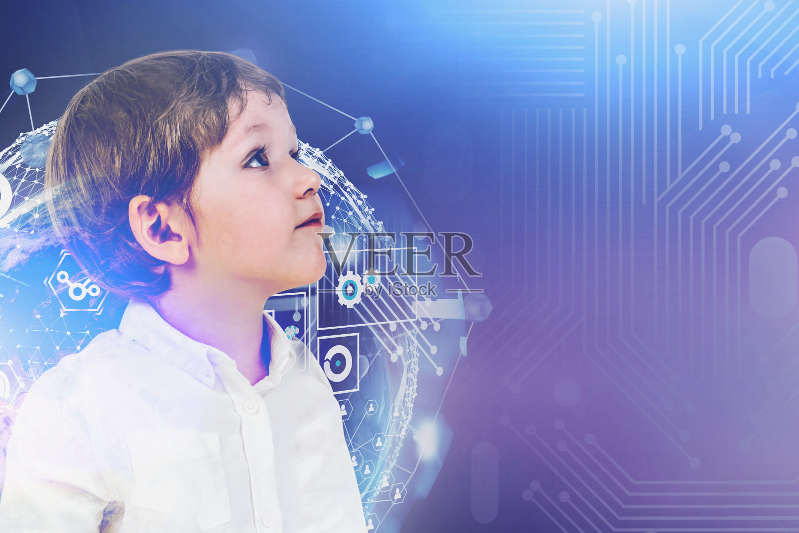 小男孩和沉浸式网络接口照片摄影图片