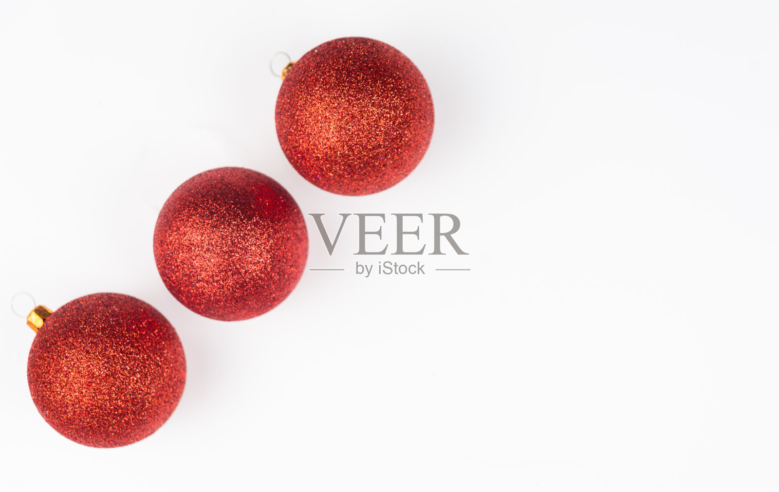 圣诞球孤立在白色的背景。顶部视图与复制空间照片摄影图片