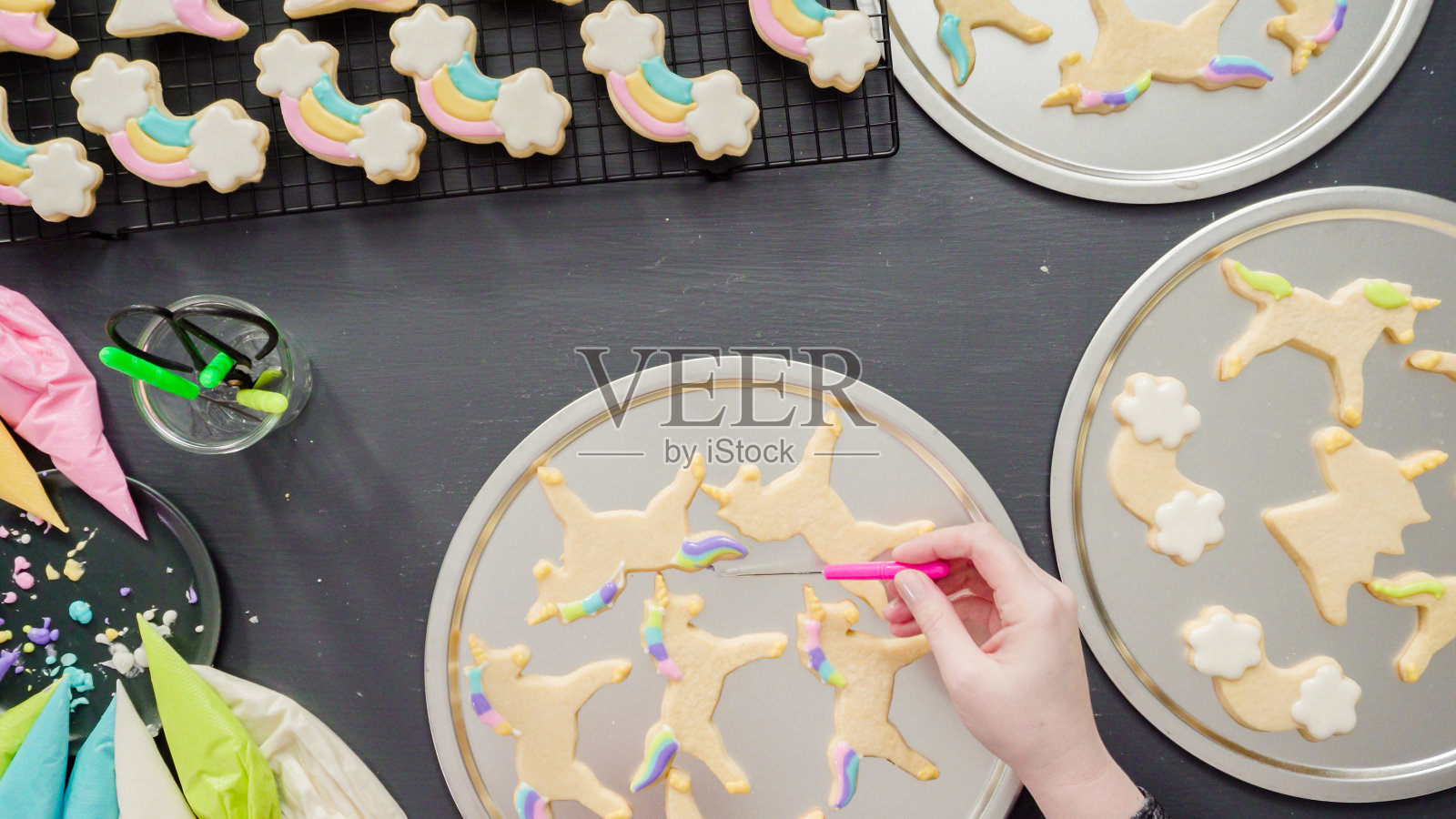 用皇家糖霜装饰独角兽糖饼干。照片摄影图片