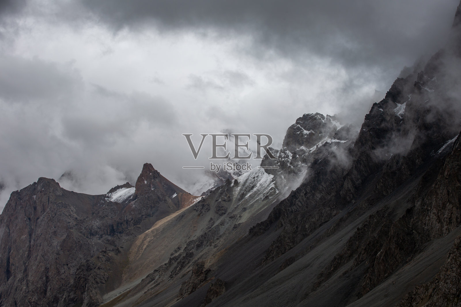 中国新疆维吾尔自治区的雪山照片摄影图片