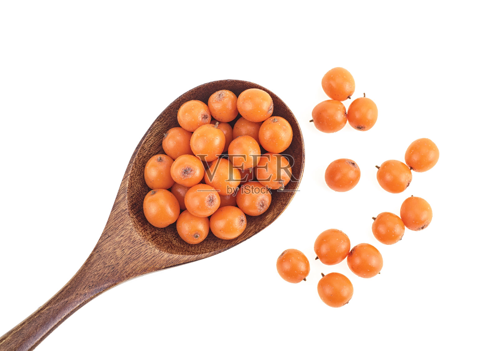 新鲜沙棘浆果在木勺孤立在白色背景，俯视图。照片摄影图片
