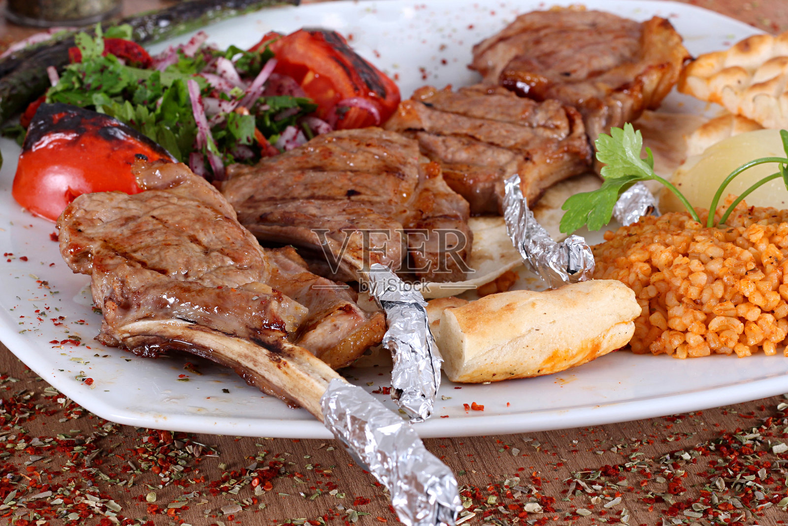 皮佐拉肉串洋葱放在一个白色盘子上从近距离看照片摄影图片