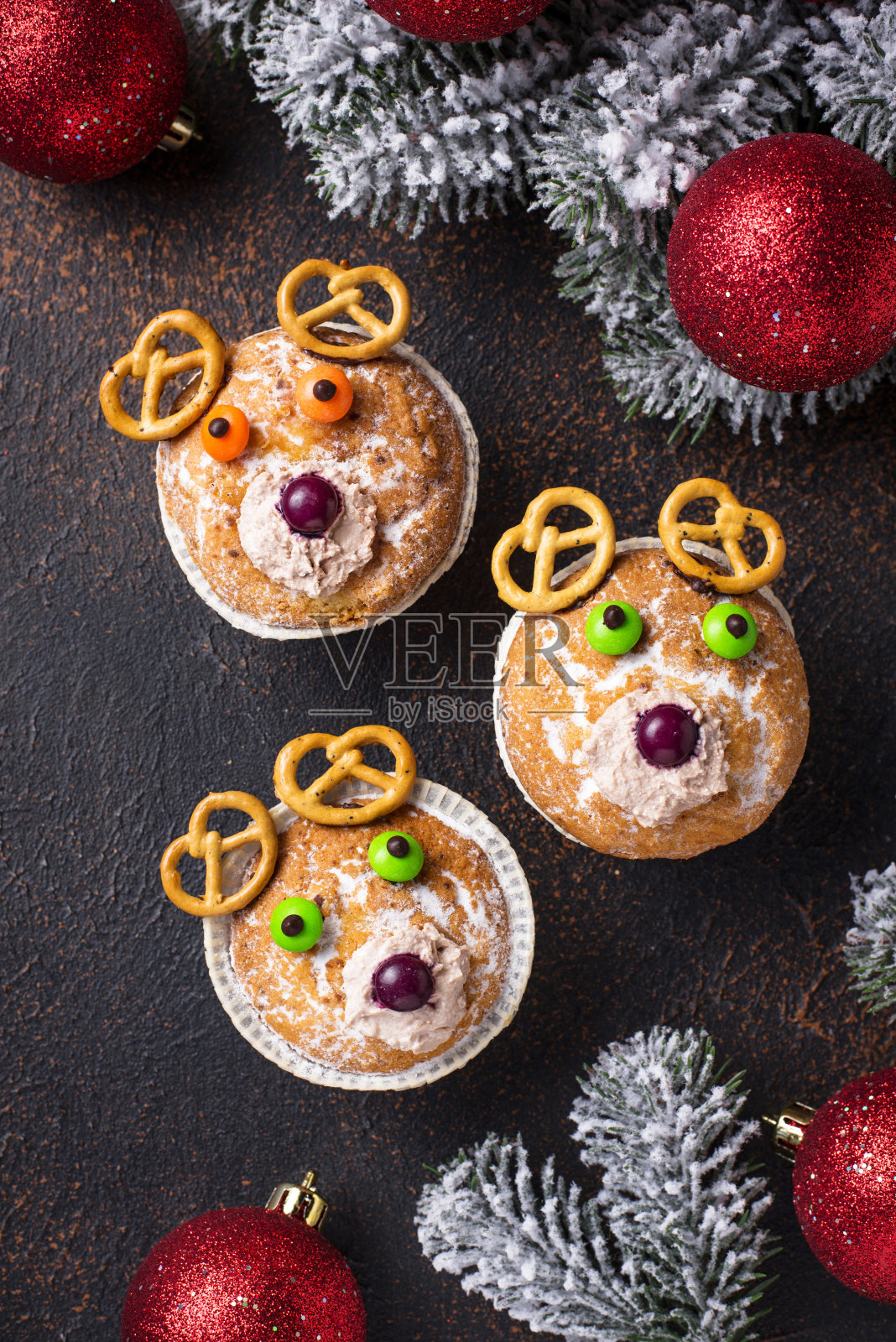 鹿或熊形状的圣诞纸杯蛋糕照片摄影图片