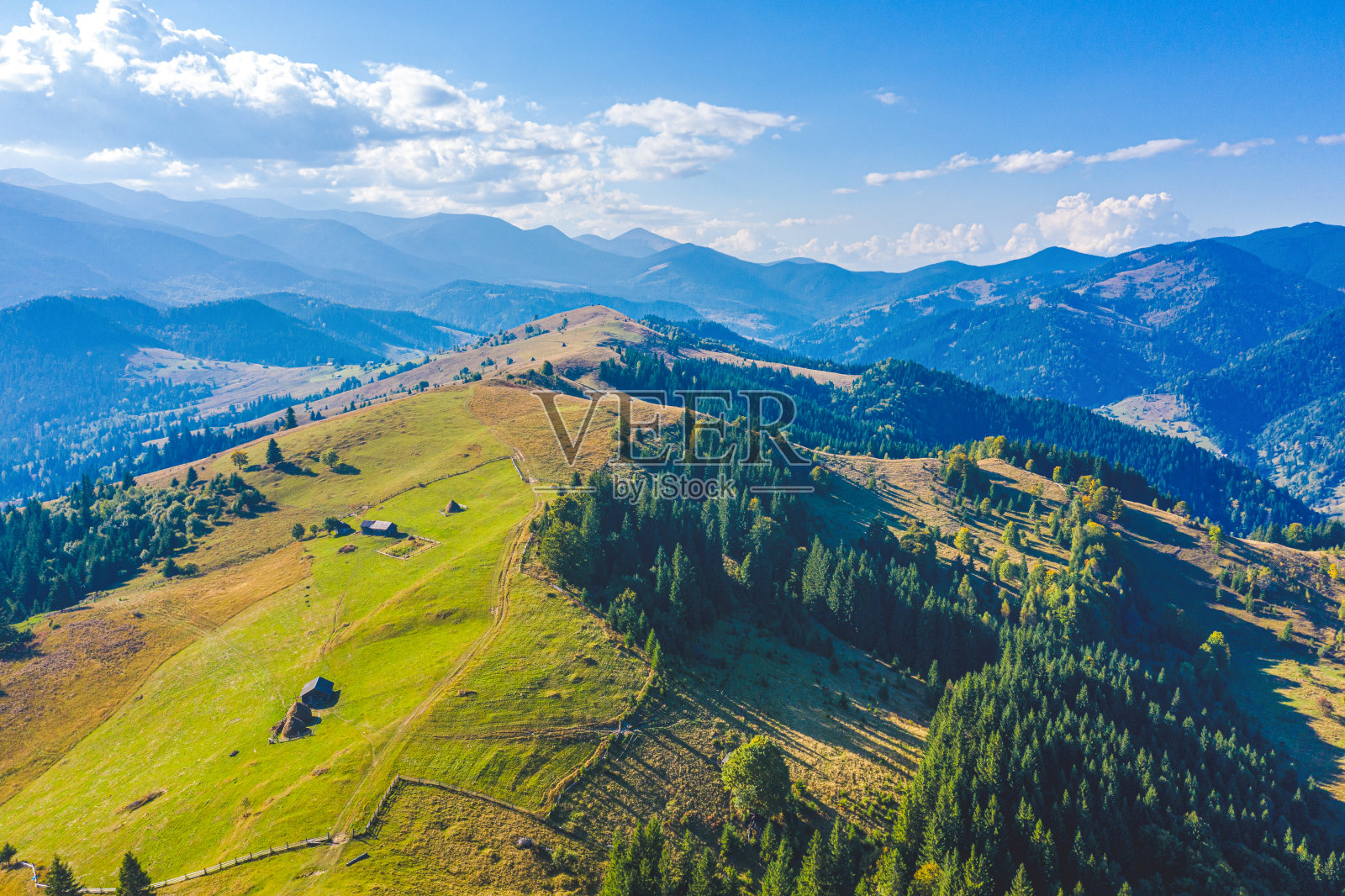 鸟瞰喀尔巴阡山脉或喀尔巴阡山脉，美丽的夏季景观，晴朗的一天，蓝天白云照片摄影图片