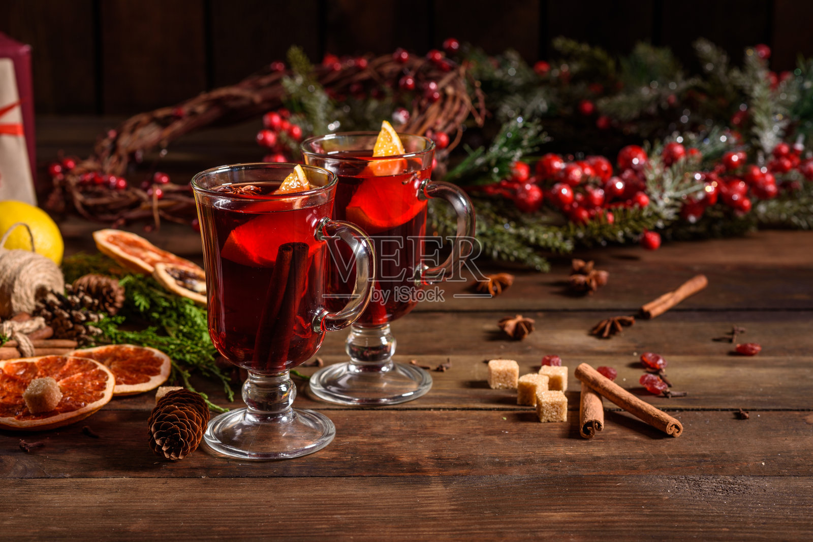圣诞热红酒加肉桂，小豆蔻和茴芹照片摄影图片