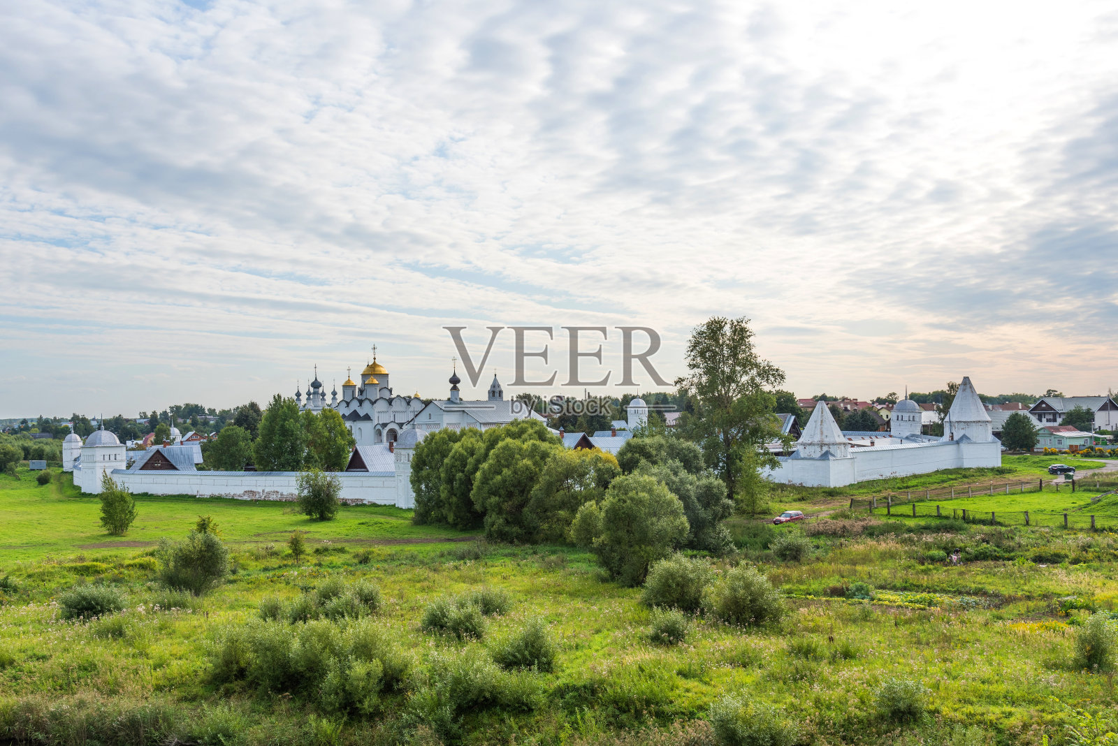 苏兹达尔的中世纪代祷(波克罗夫斯基)修道院夏日风景如画。俄罗斯的金戒指。照片摄影图片