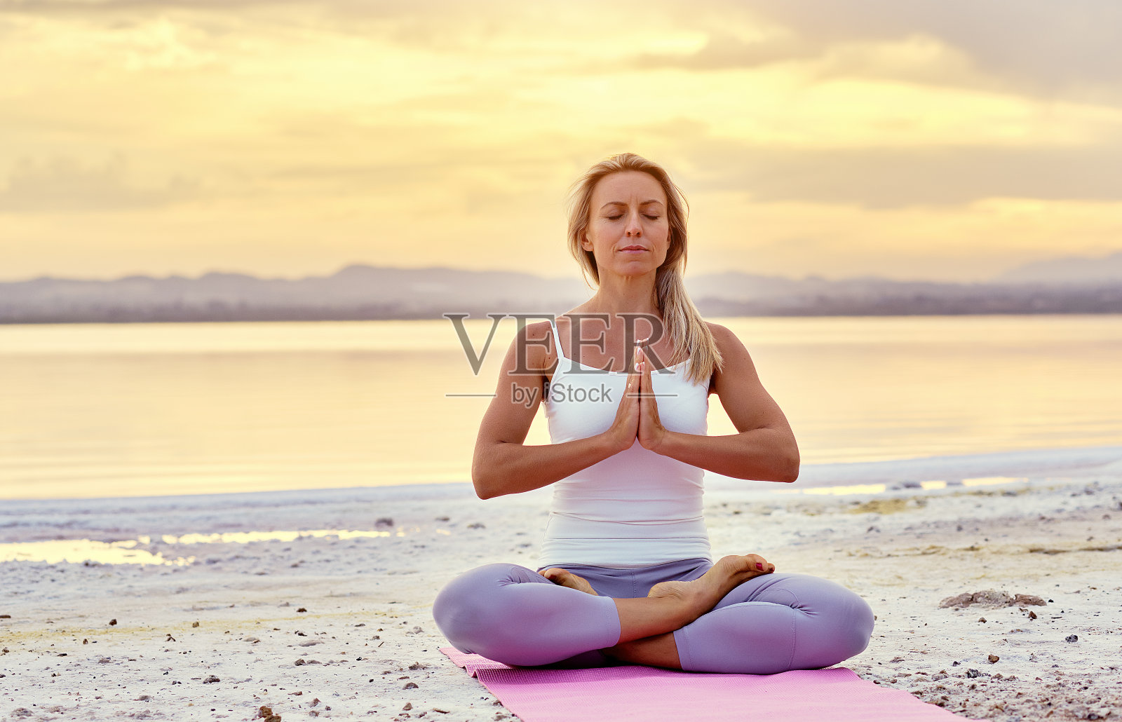 老妇人以莲花坐姿冥想照片摄影图片