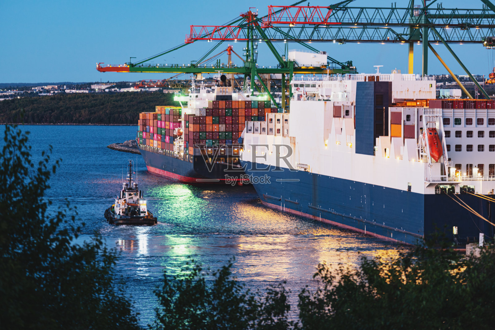 近港集装箱船照片摄影图片