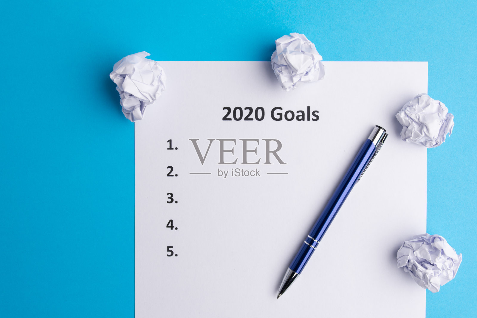 2020年的目标清单。笔和皱巴巴的纸。从上面。本空间照片摄影图片