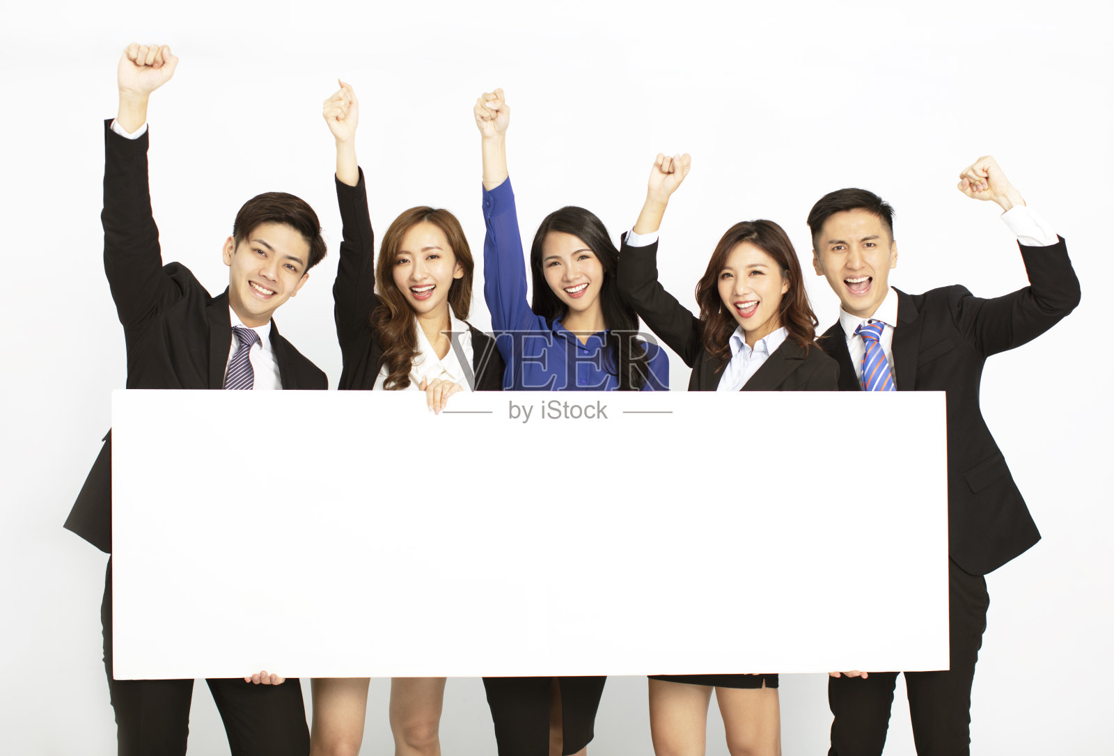 商务人员站着，手持空白板照片摄影图片