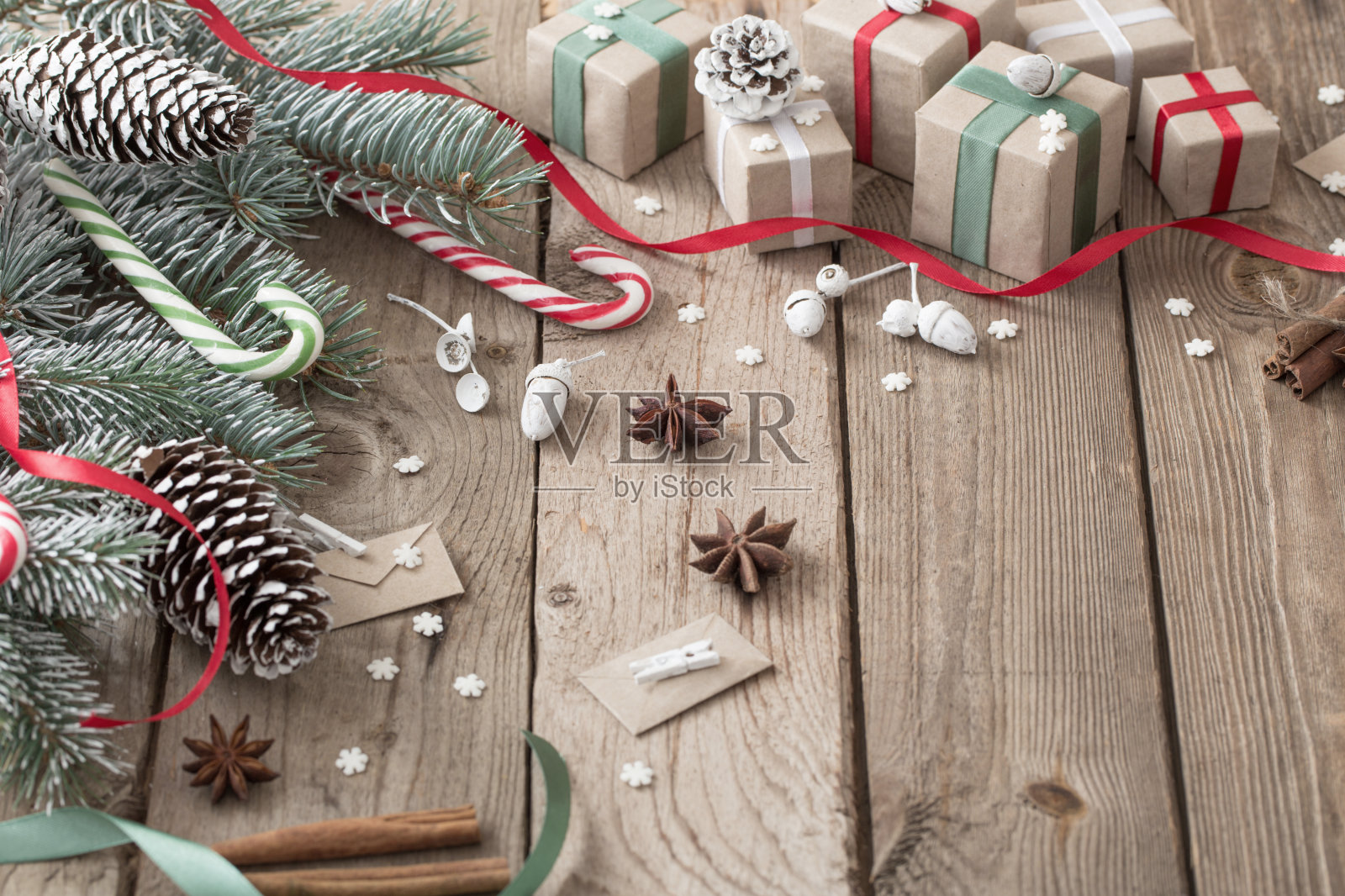 圣诞绿枝和木制背景的礼物照片摄影图片