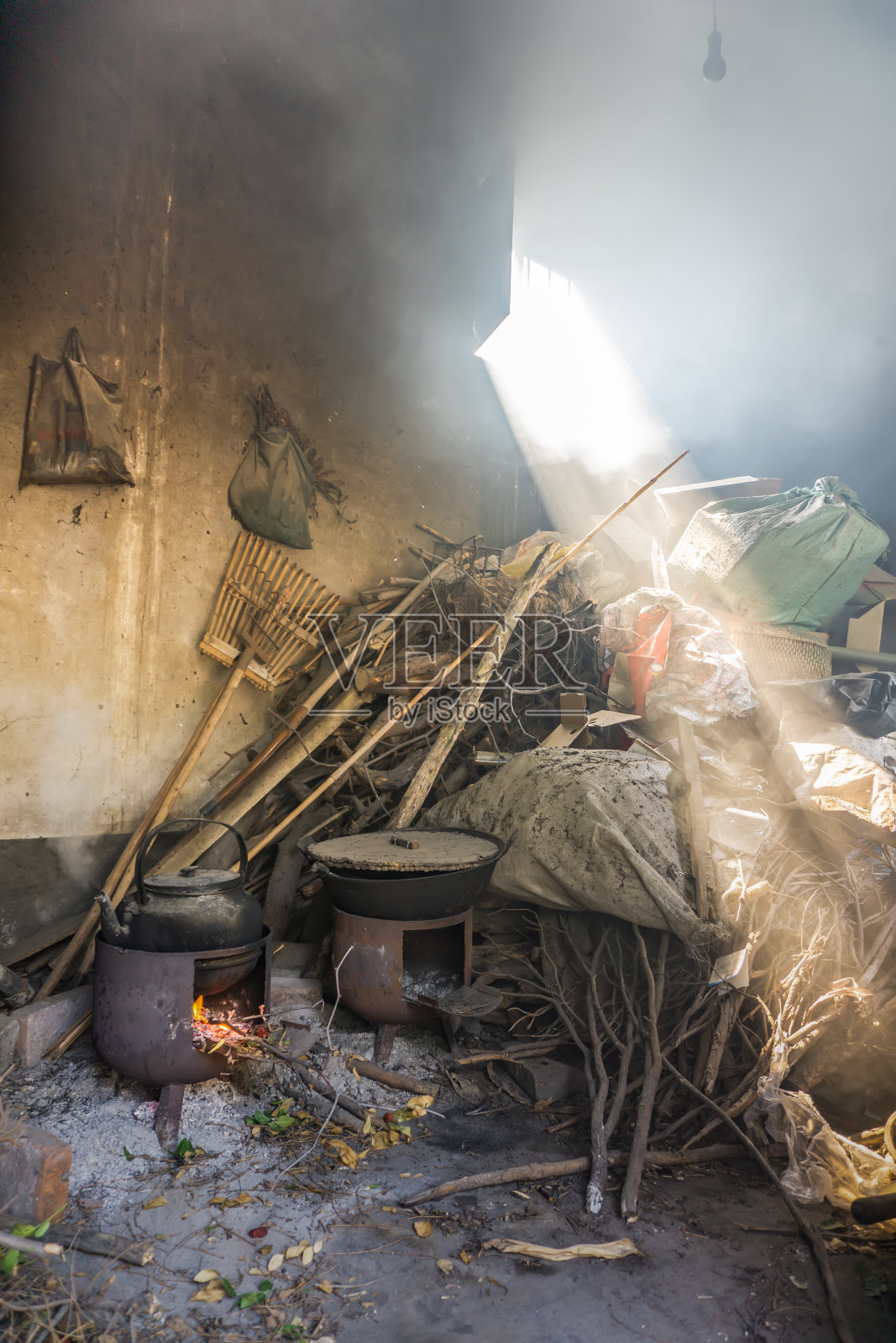 农村柴火的房子照片摄影图片