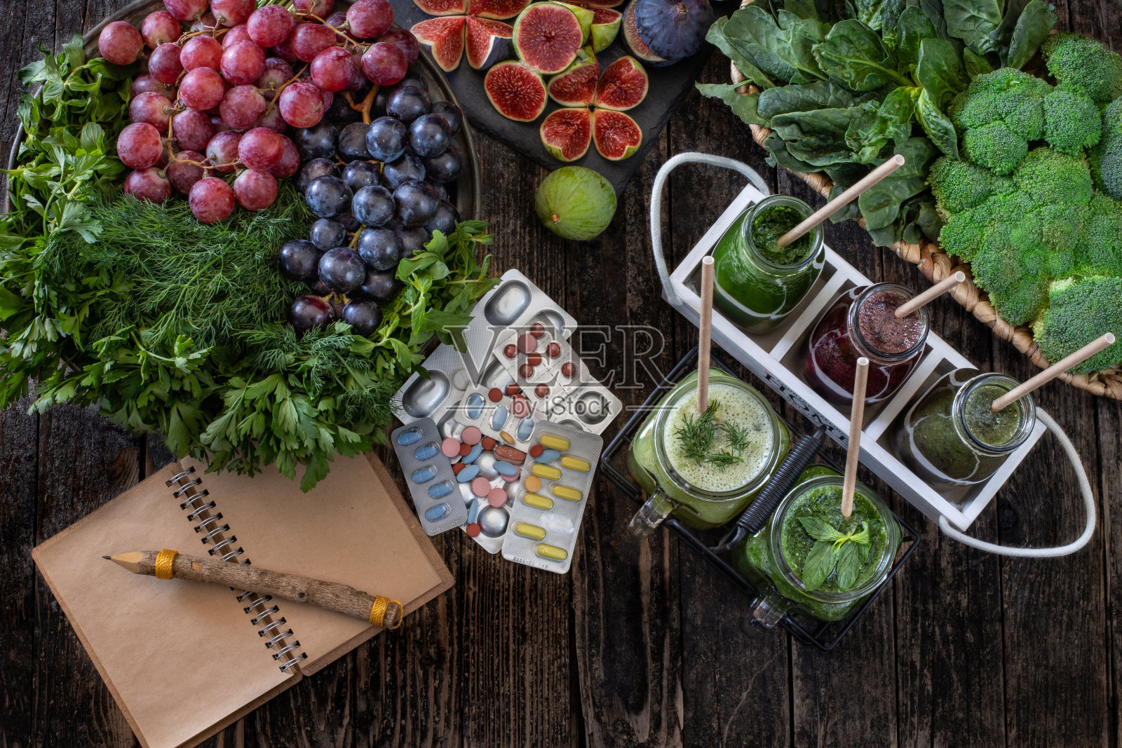 用新鲜蔬菜汁和健康的果汁与药物排毒。照片摄影图片