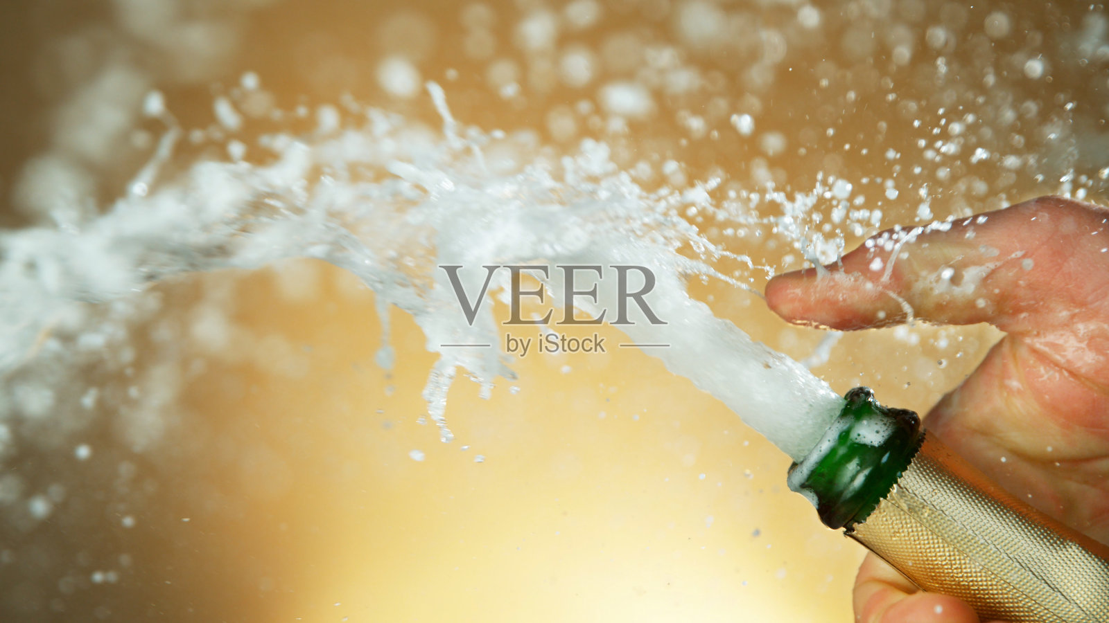 从瓶子里泼洒香槟酒照片摄影图片
