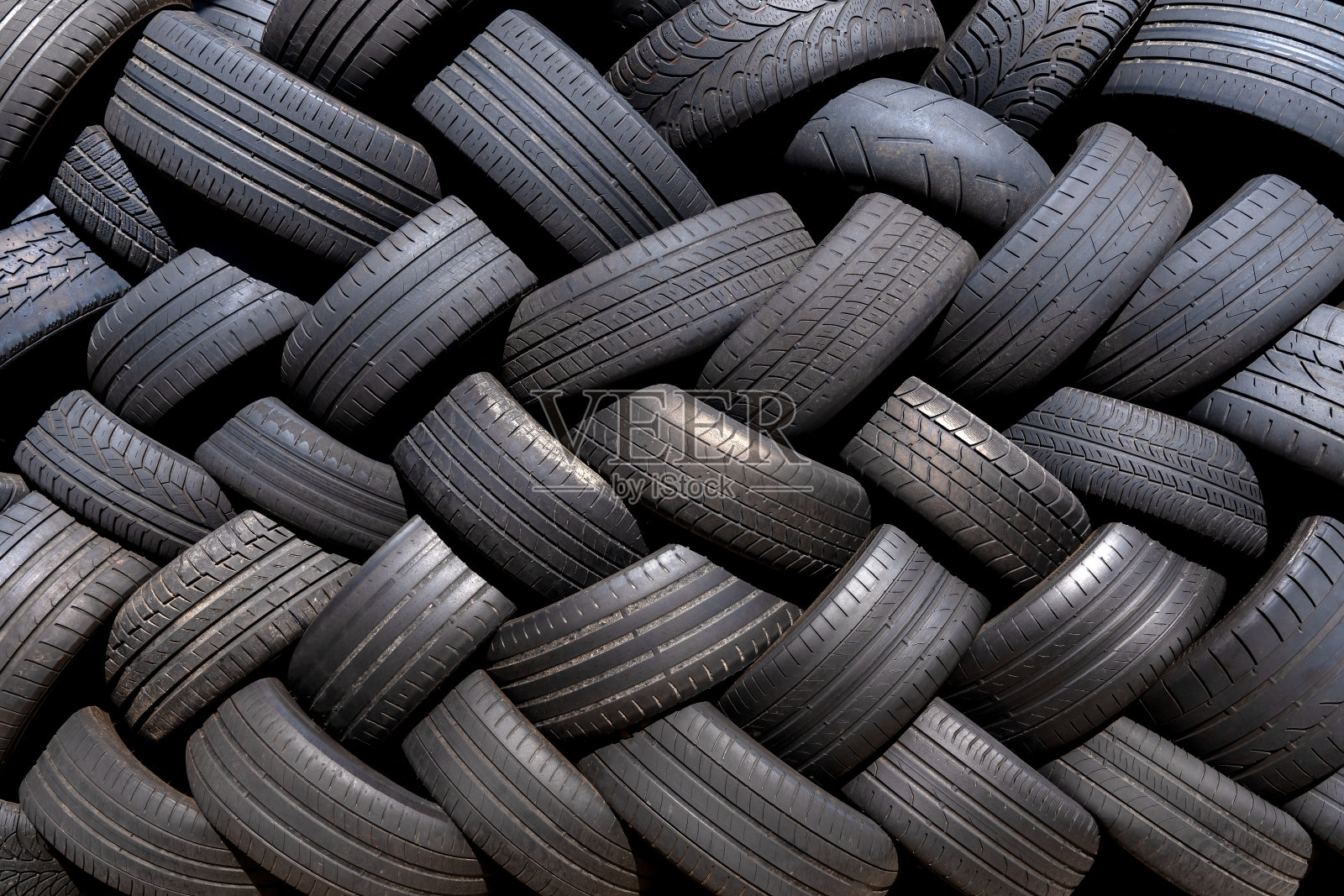 人字花纹的旧轮胎照片摄影图片