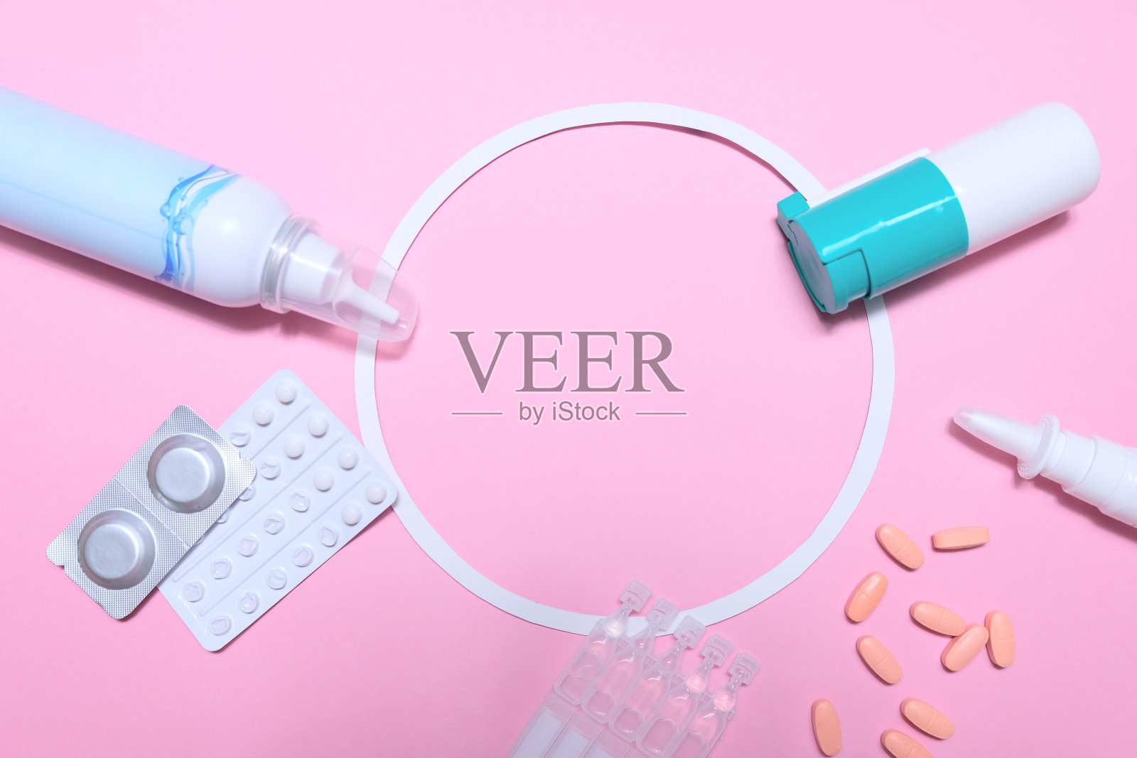 粉红背景上有许多药丸和药片的框架照片摄影图片