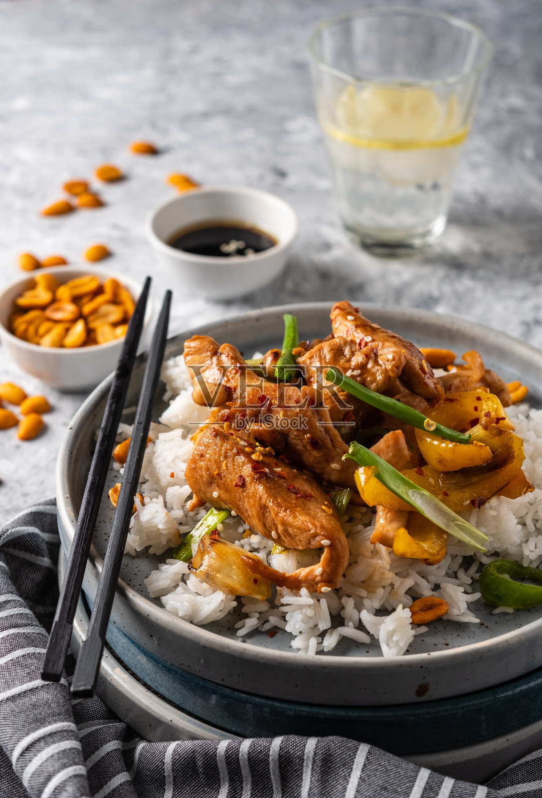 宫保鸡丁，用鸡肉、花生、蔬菜和辣椒煸炒的传统四川菜。照片摄影图片