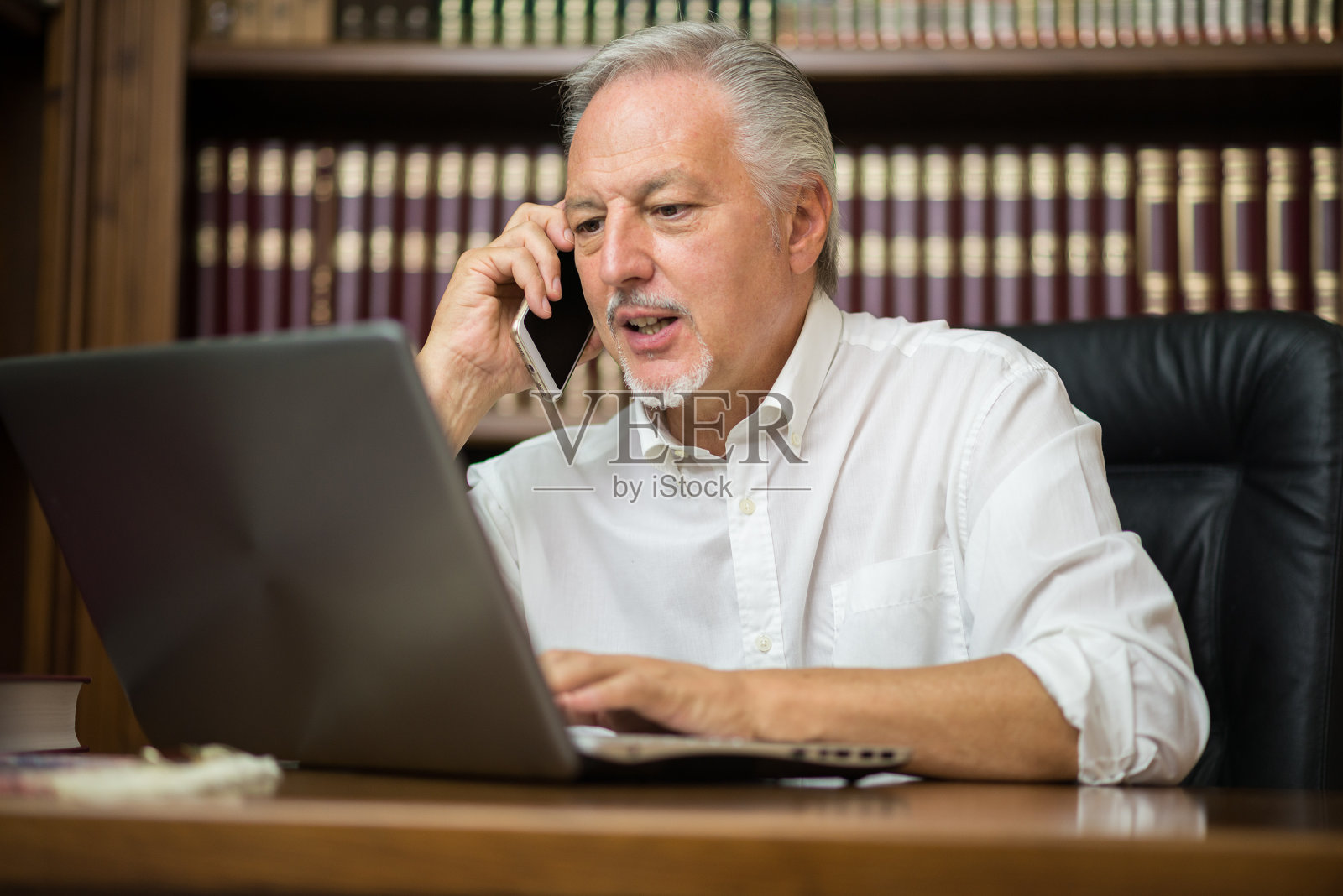 人使用笔记本电脑照片摄影图片