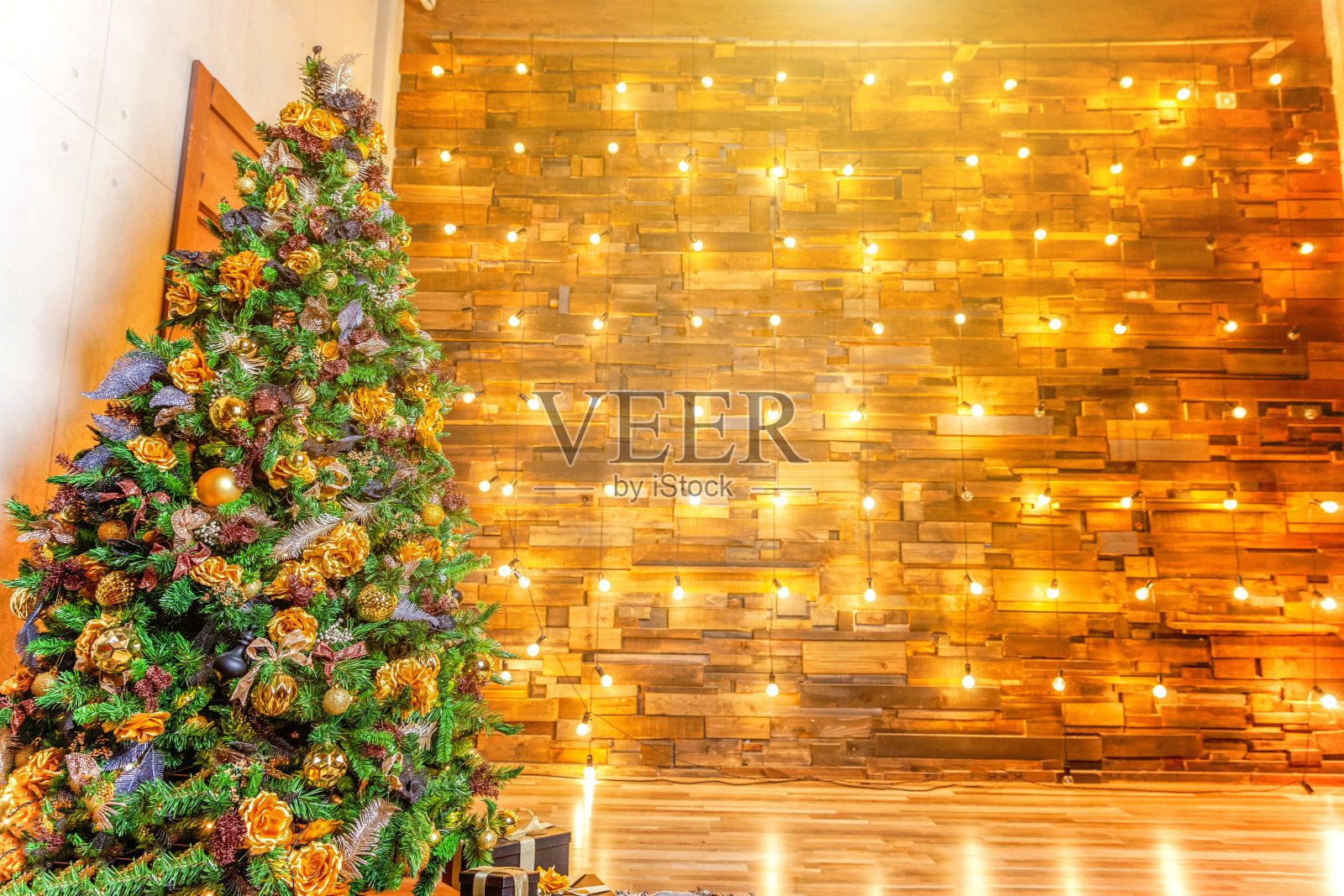 经典的圣诞新年装饰室内房间以灯具为背景照片摄影图片