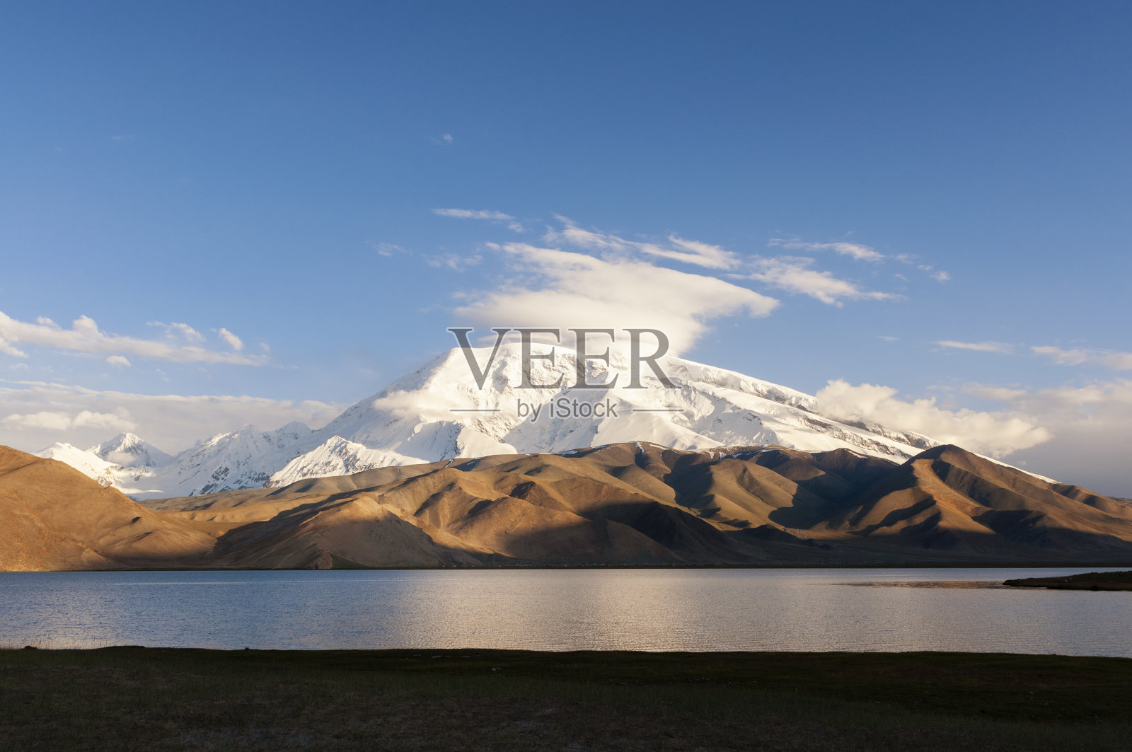 新疆维吾尔自治区的卡拉库尔湖和雪山的背景照片摄影图片