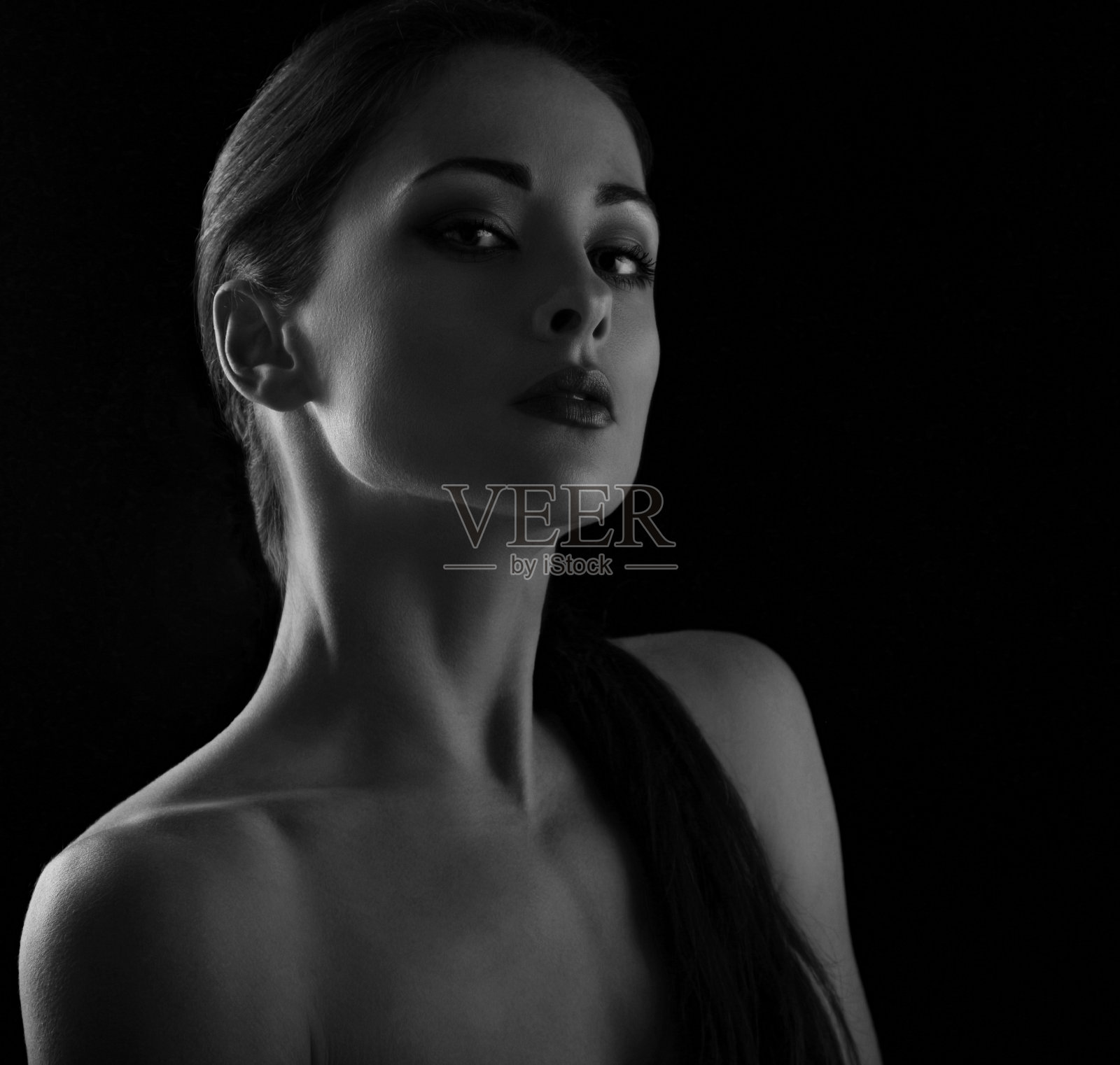 美丽的化妆师，长颈优雅，身体健康，沉着严肃。特写肖像。艺术。表达式肖像。照片摄影图片