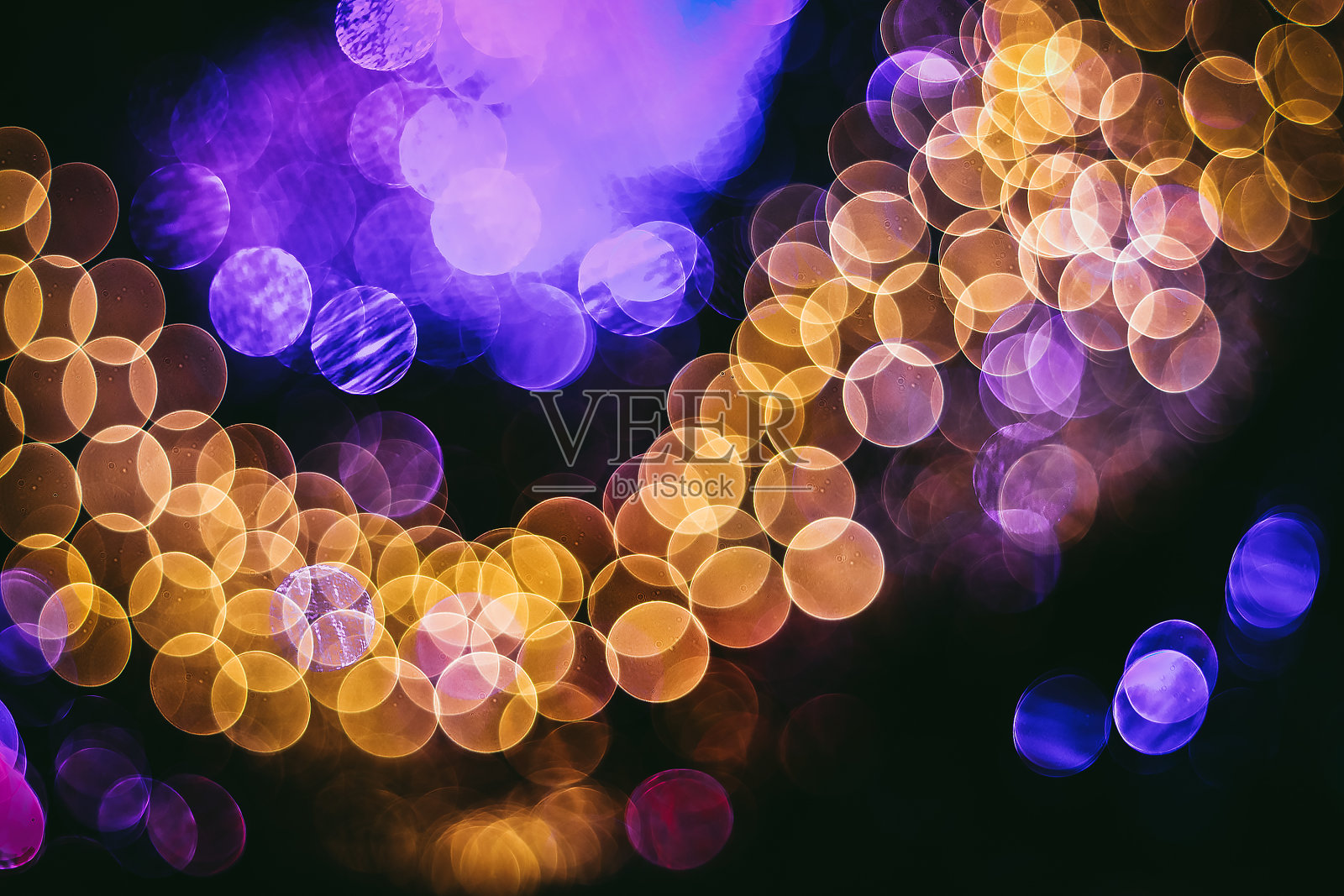 圣诞灯光模糊，抽象的散景背景。抽象气泡灯的背景。照片摄影图片