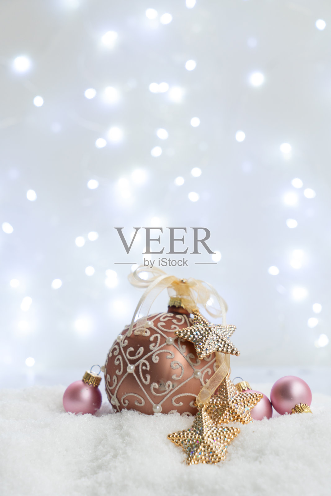 白雪装点的白色圣诞照片摄影图片