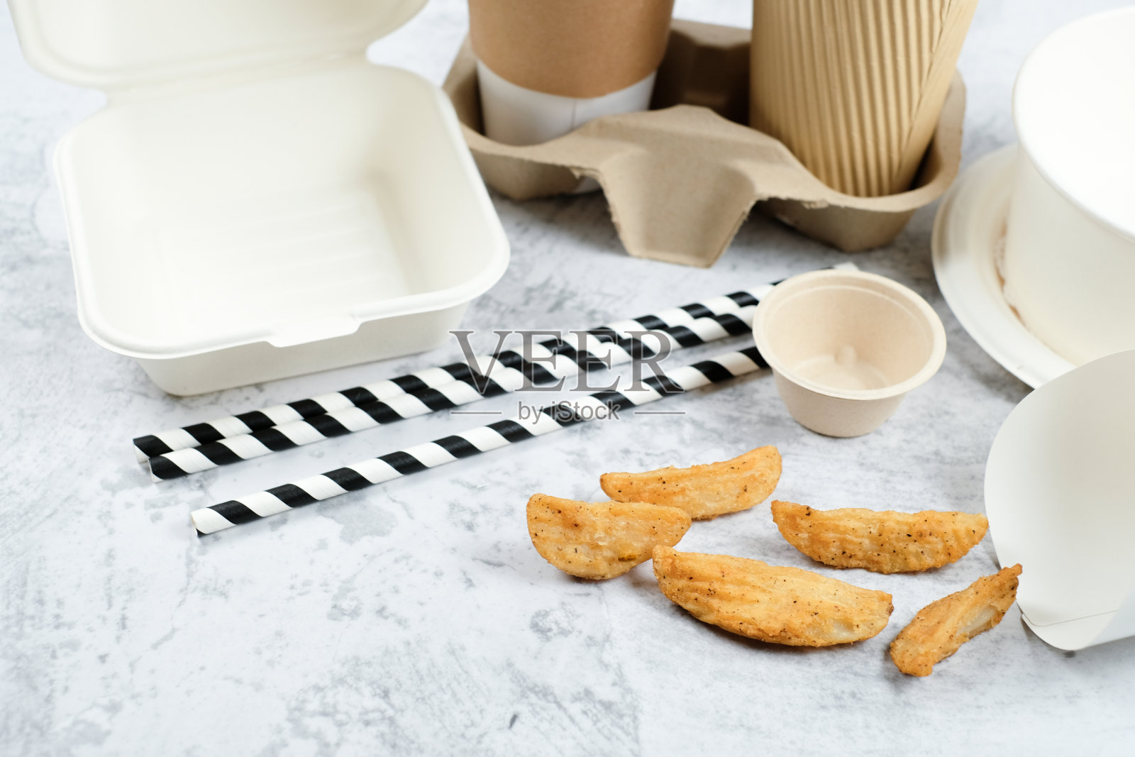 环保可生物降解的咖啡杯、盒、吹、盘、吸管纸制及可循环包装。照片摄影图片