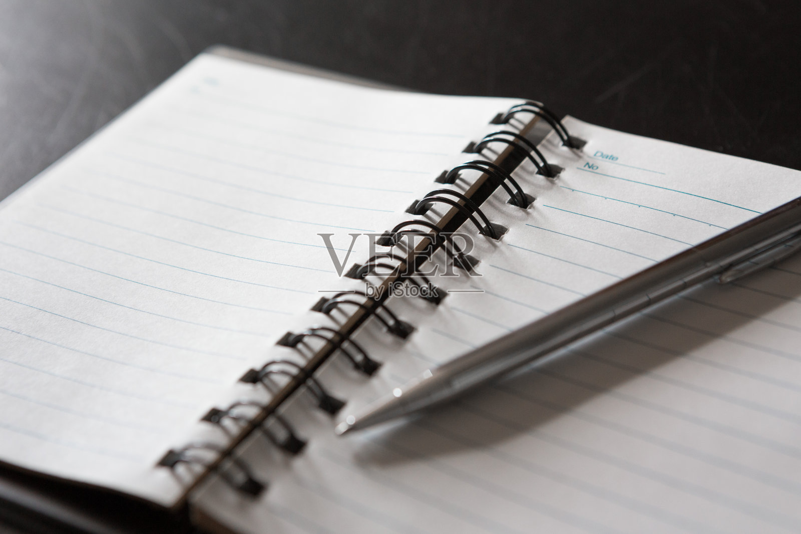 钢笔，笔记本，黑色背景和拷贝空间的选择性焦点照片摄影图片