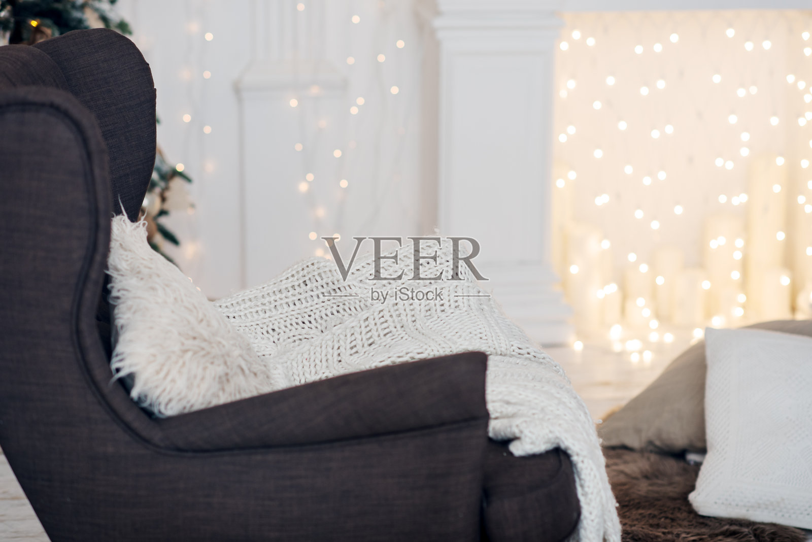 壁炉旁有复古装饰的圣诞树照片摄影图片