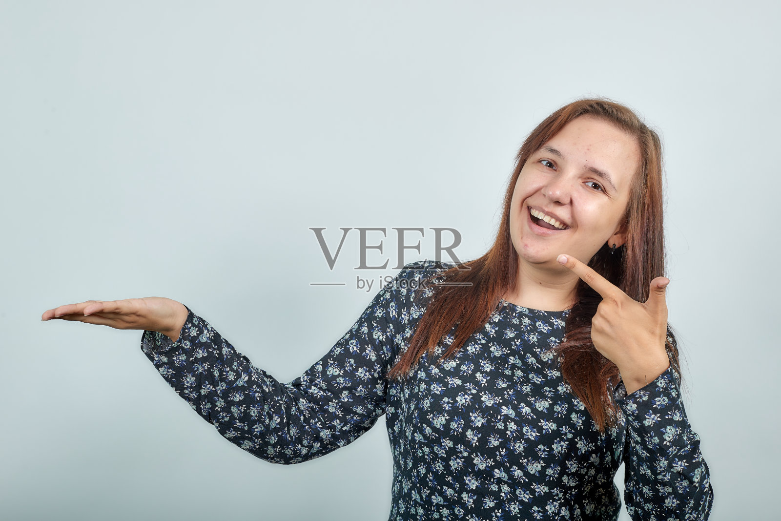 在孤立的白色背景上穿着深色衬衫的黑发女孩表现出情感照片摄影图片