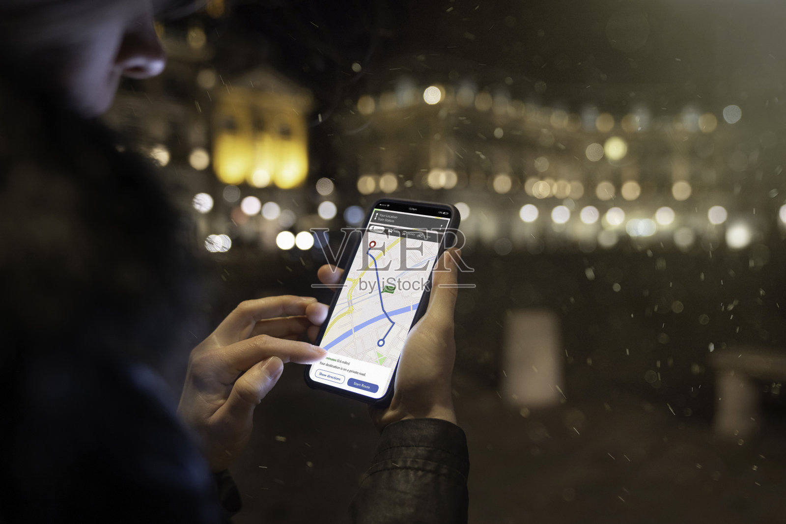 一个女人正在看她手机上的地图照片摄影图片