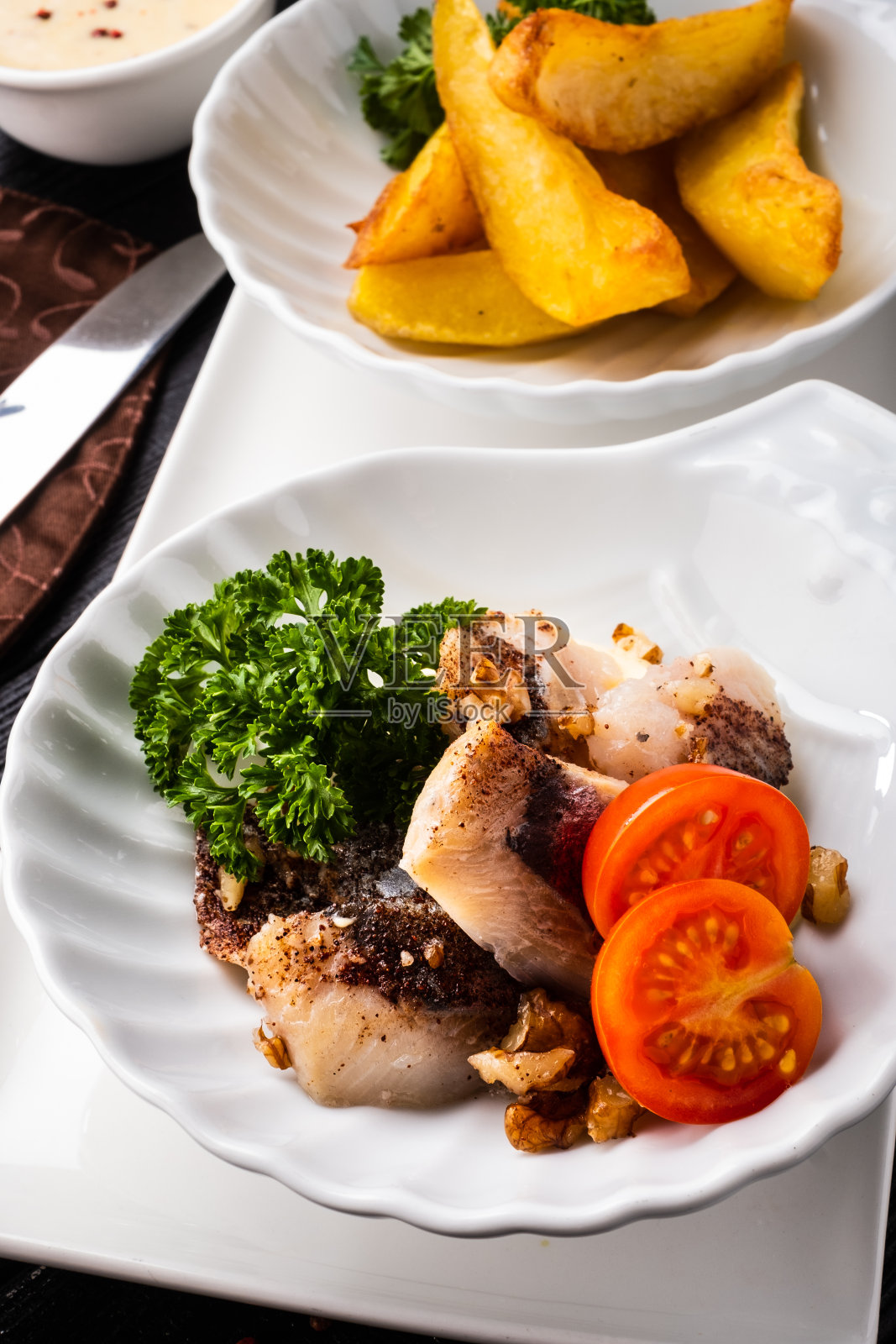 配核桃和肉桂的鲱鱼点心，配烤土豆。照片摄影图片