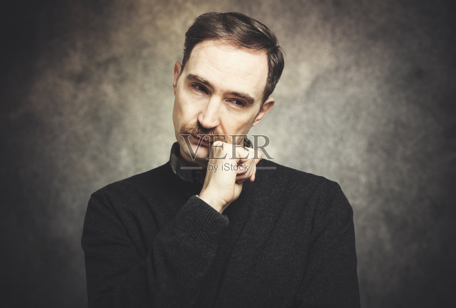 一个在邋遢背景下沉思的成熟男人照片摄影图片